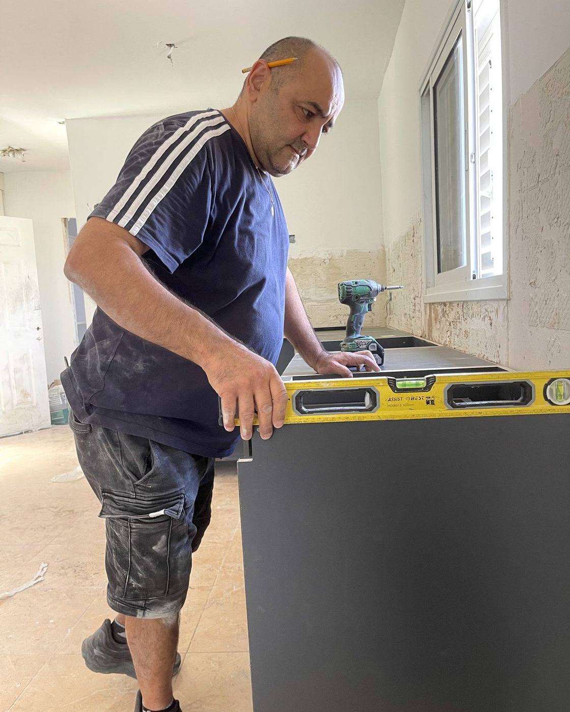 שמחה בורוכוב מפלס ארון מטבח בהתקנה