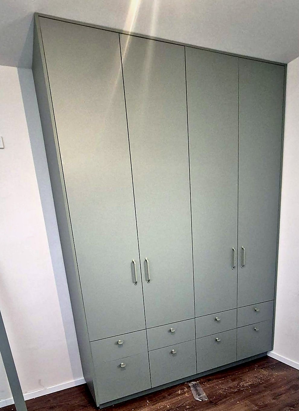 ארון קיר בגוון מרווה עם מגירות
