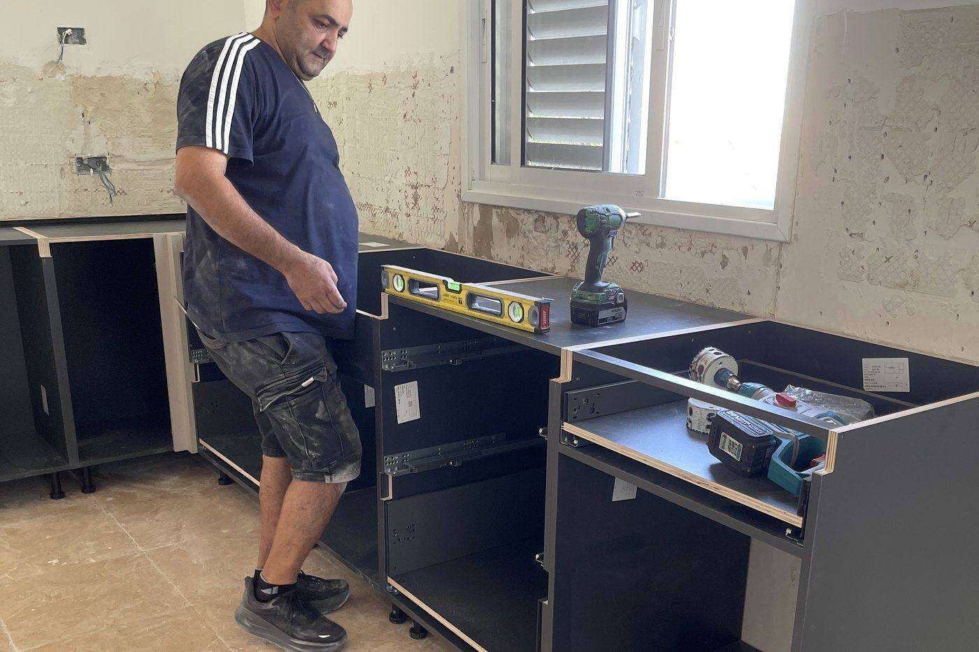 שמחה בורוכוב מפלס את גופי המטבח באתר